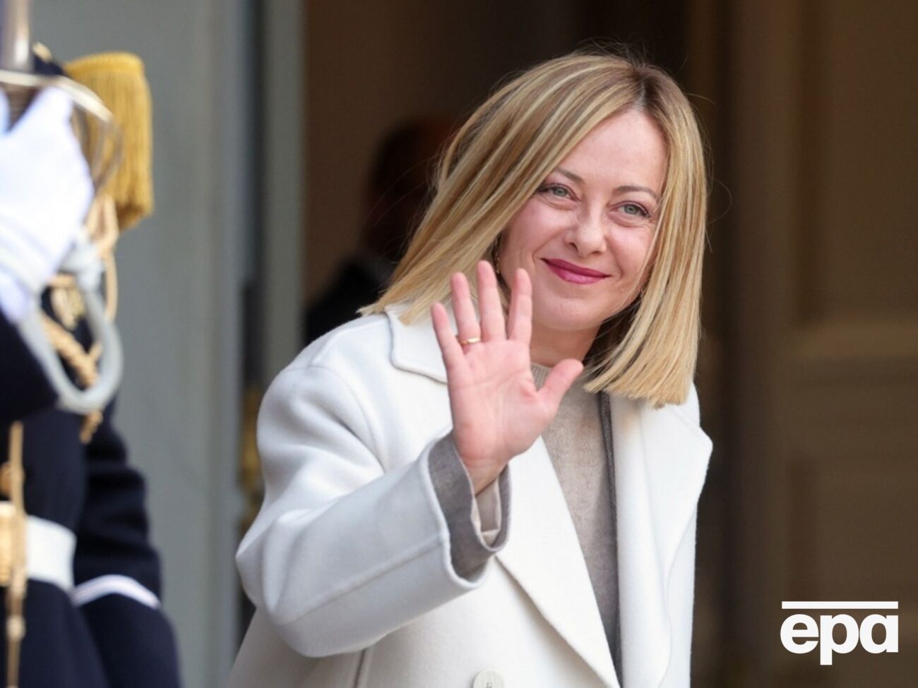 В пресс-релизе отметили, что телефонный разговор Мелони с Трампом состоялся, "также учитывая ее завтрашнюю встречу в Лондоне с президентом Украины Владимиром Зеленским"