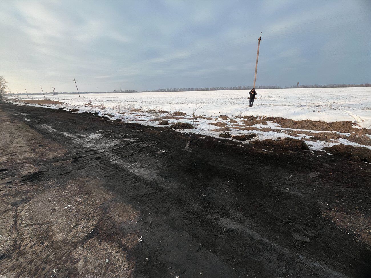 В сообщении говорится, что взрыв прогремел в момент, когда к месту работ подъехала машина с горячим асфальтобетоном