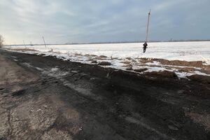 В сообщении говорится, что взрыв прогремел в момент, когда к месту работ подъехала машина с горячим асфальтобетоном