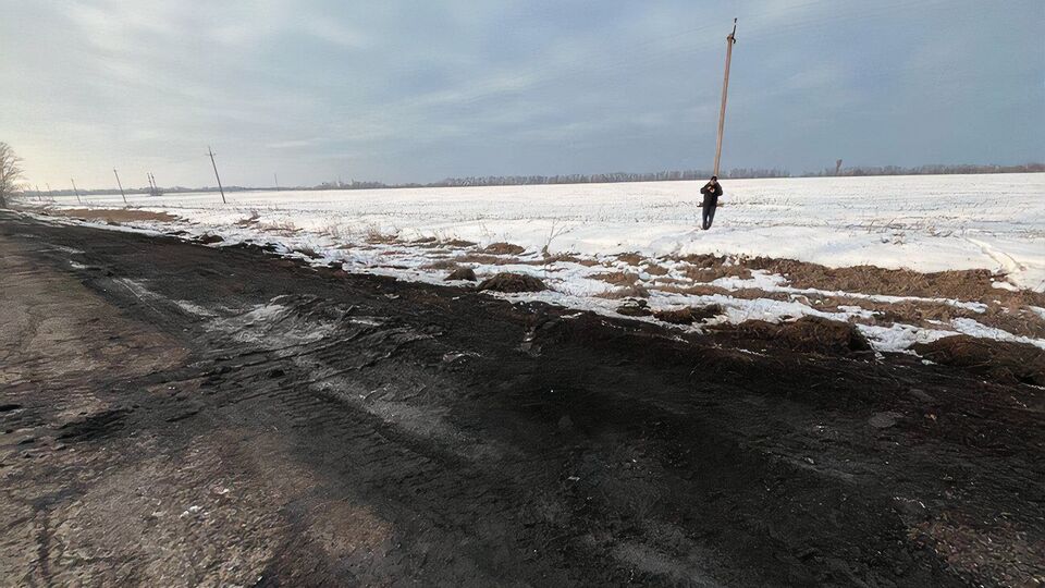 В сообщении говорится, что взрыв прогремел в момент, когда к месту работ подъехала машина с горячим асфальтобетоном