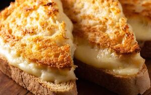 Для блюда вам понадобятся хлеб, сыр и масло