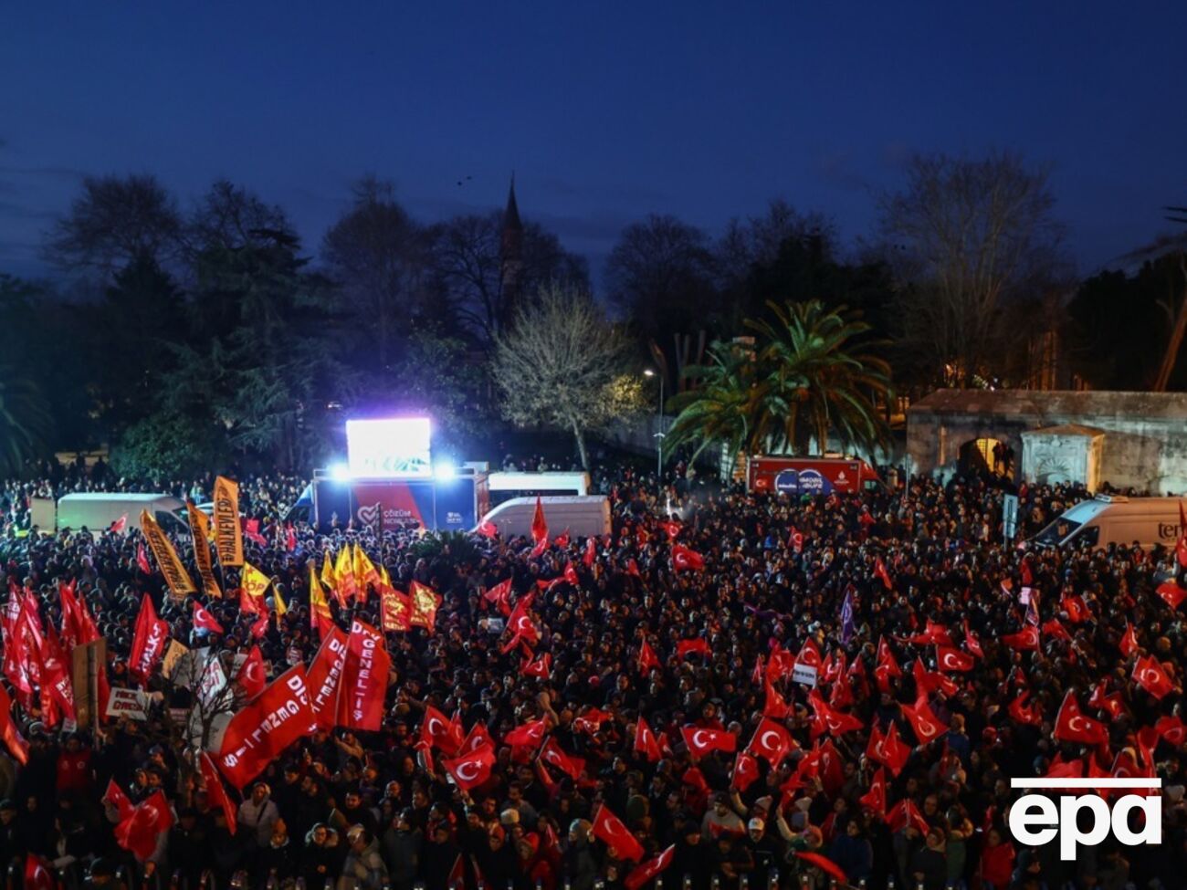 Десятки тысяч человек вышли на улицы района Фатих к зданию муниципалитета, протестуя против задержания мэра