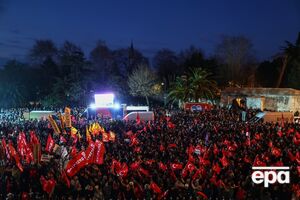 Десятки тысяч человек вышли на улицы района Фатих к зданию муниципалитета, протестуя против задержания мэра