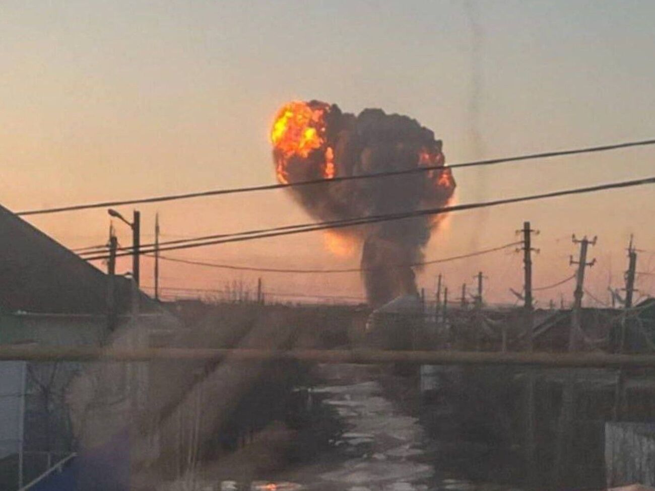 У районі атакованого об'єкта зафіксовано пожежу, вибухи і вторинну детонацію боєприпасів, повідомили в Генштабі ЗСУ і джерела в СБУ