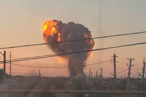 У районі атакованого об'єкта зафіксовано пожежу, вибухи і вторинну детонацію боєприпасів, повідомили в Генштабі ЗСУ і джерела в СБУ