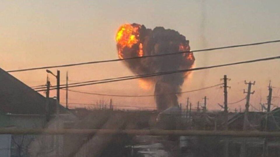 У районі атакованого об'єкта зафіксовано пожежу, вибухи і вторинну детонацію боєприпасів, повідомили в Генштабі ЗСУ і джерела в СБУ