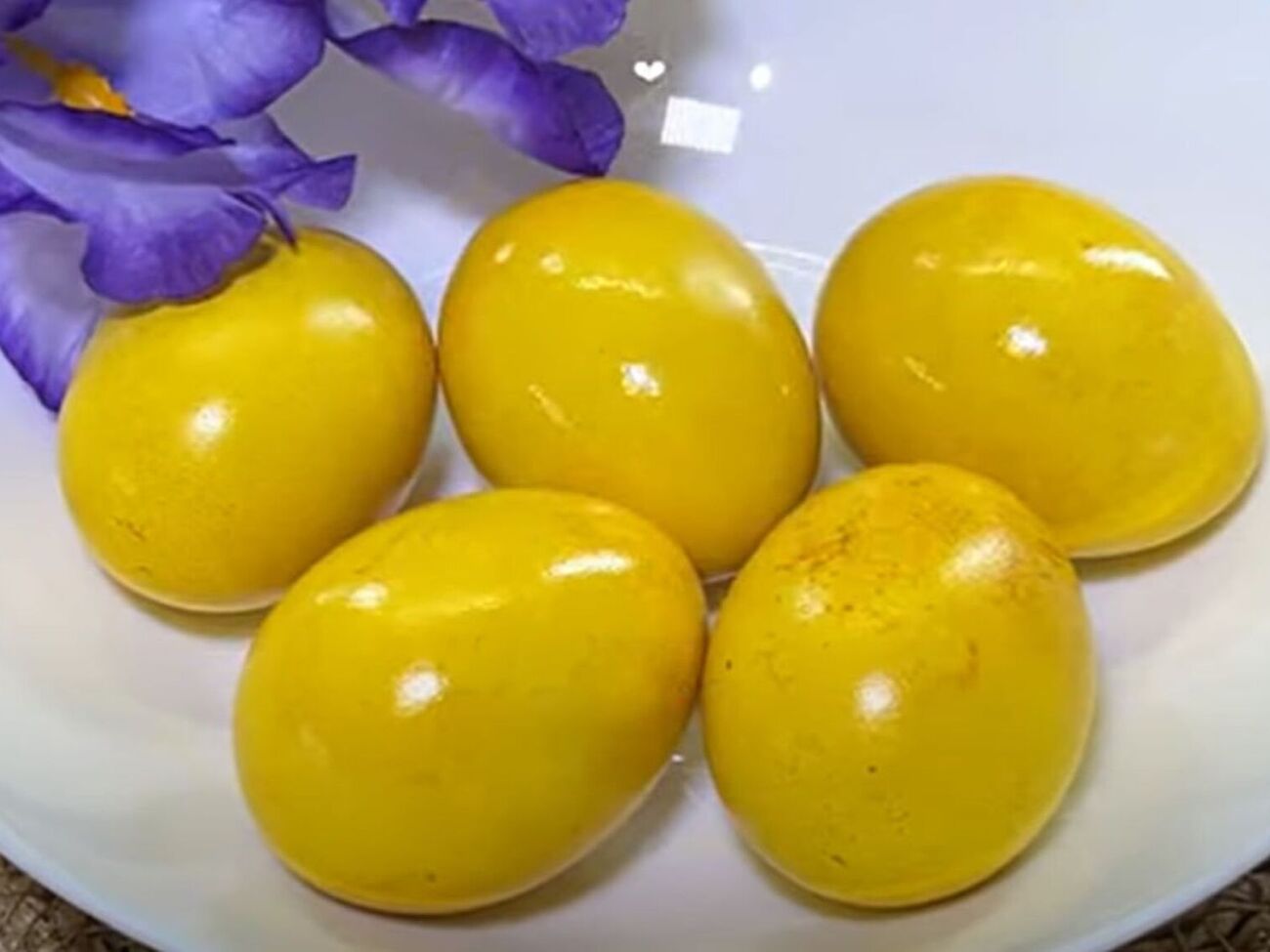 Після того як яйця охолонуть, змочіть ватяний диск в олії і змастіть нею крашанки для блиску