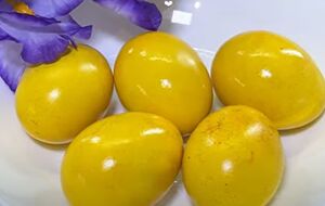 После того как яйца остынут, смочите ватный диск в растительном масле и смажьте им крашанки для блеска