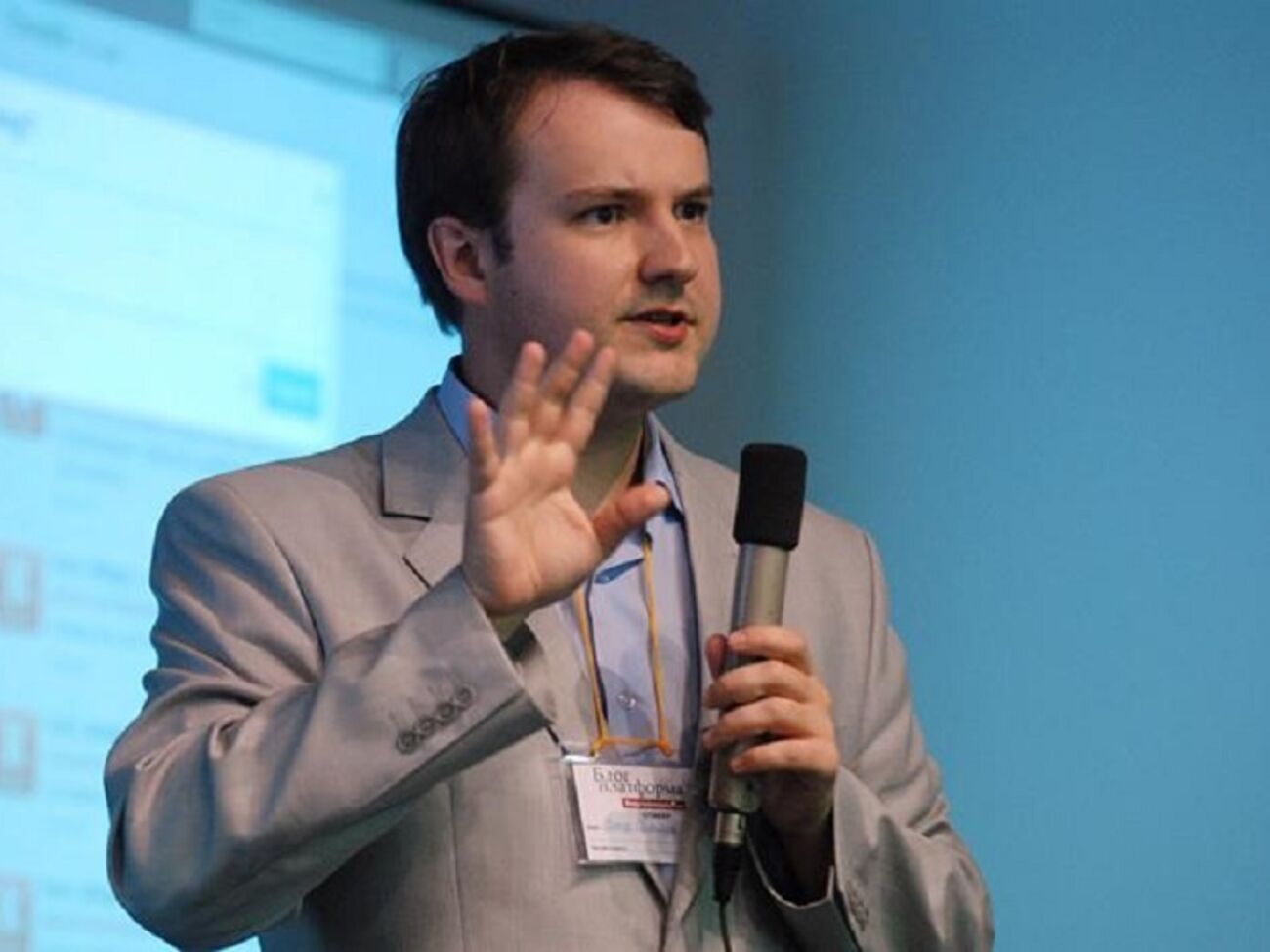 Порошенко обвинил власть в диктатуре, хотя лично пожимал руку и обнимал диктатора Путина, написал Олещук