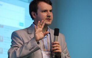 Порошенко обвинил власть в диктатуре, хотя лично пожимал руку и обнимал диктатора Путина, написал Олещук