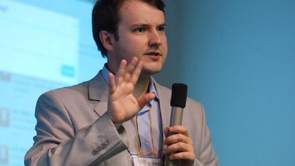 Порошенко обвинил власть в диктатуре, хотя лично пожимал руку и обнимал диктатора Путина, написал Олещук