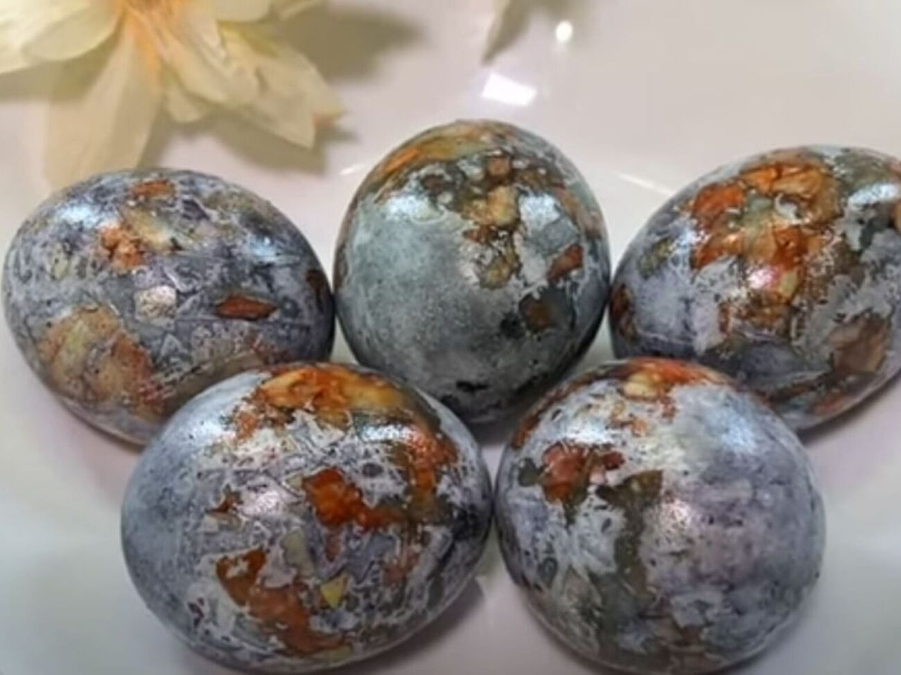 Для блиску змастіть яйця олією