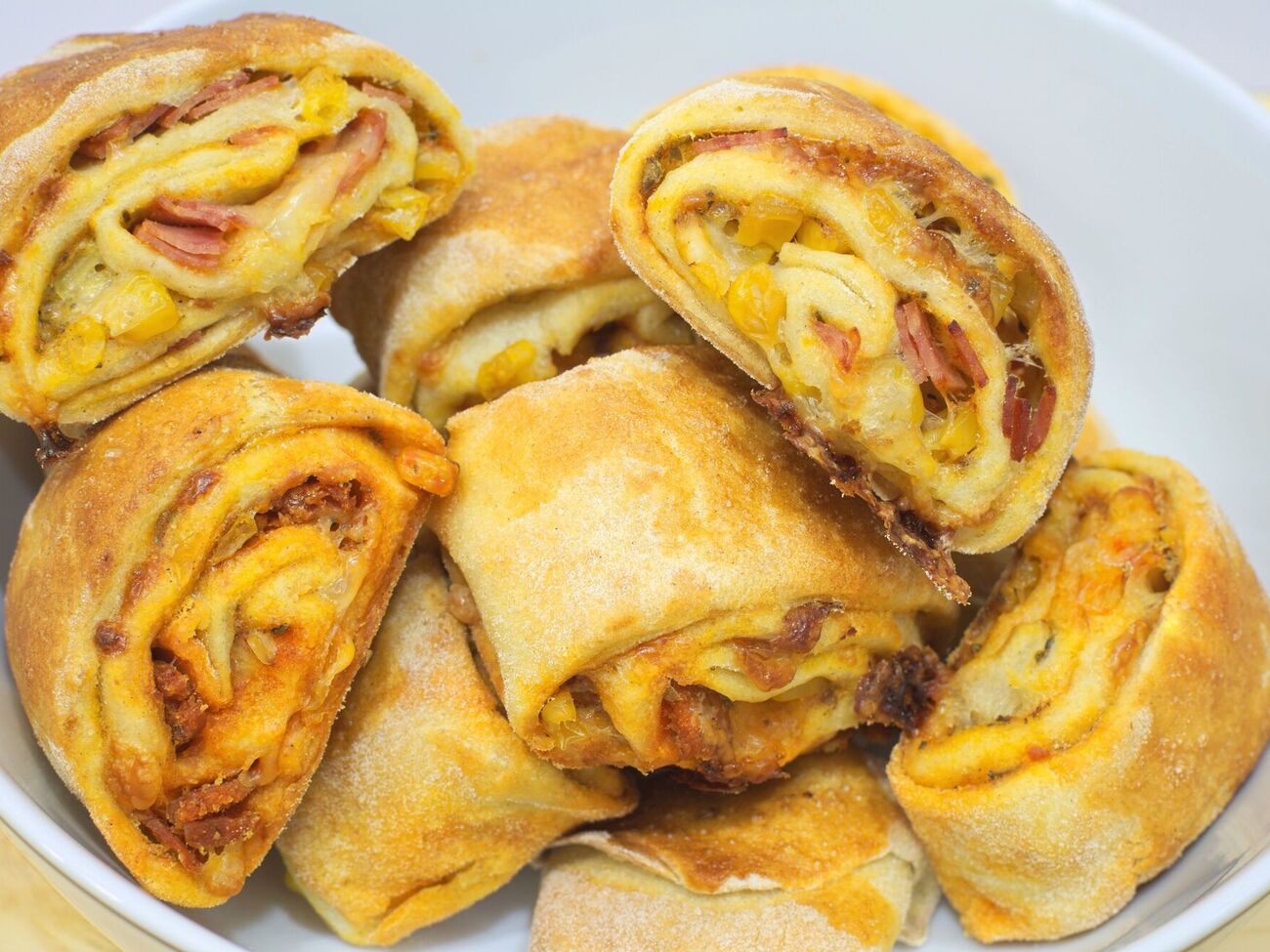 Пиццу по этому рецепту скручивают в рулет