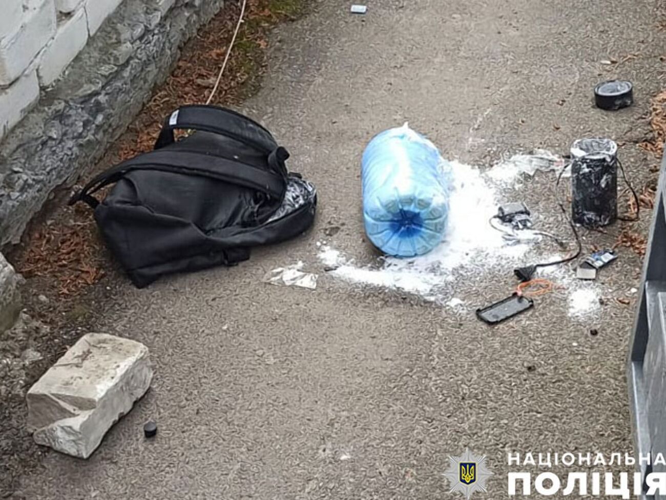 Поліція зазначила, що у знайденому наплічнику вибухотехніки виявили саморобний вибуховий пристрій