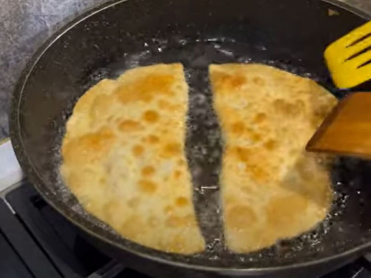 Во время приготовления ложкой поливайте чебуреки разогретым растительным маслом