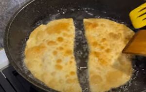 Во время приготовления ложкой поливайте чебуреки разогретым растительным маслом