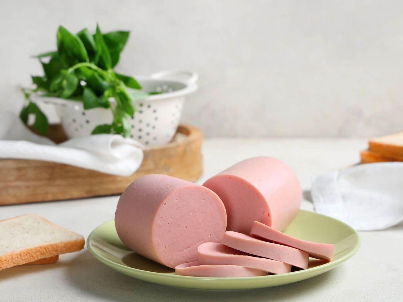 Варену ковбасу перед подаванням охолоджують