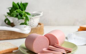 Варену ковбасу перед подаванням охолоджують