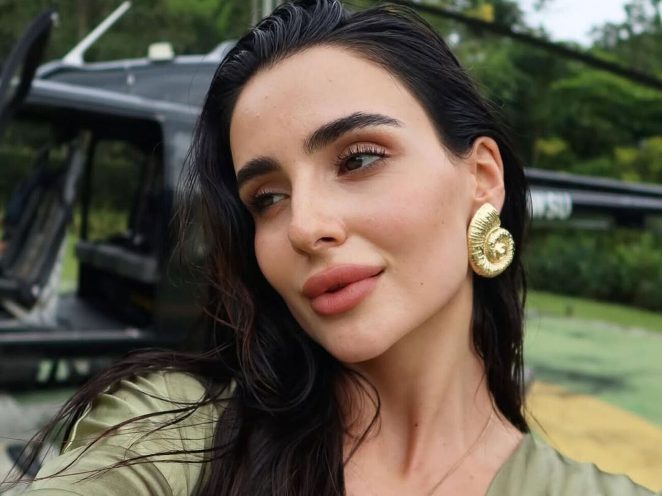 Трінчер у минулому брала участь у дитячих вокальних конкурсах