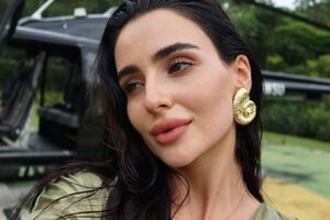 Трінчер у минулому брала участь у дитячих вокальних конкурсах