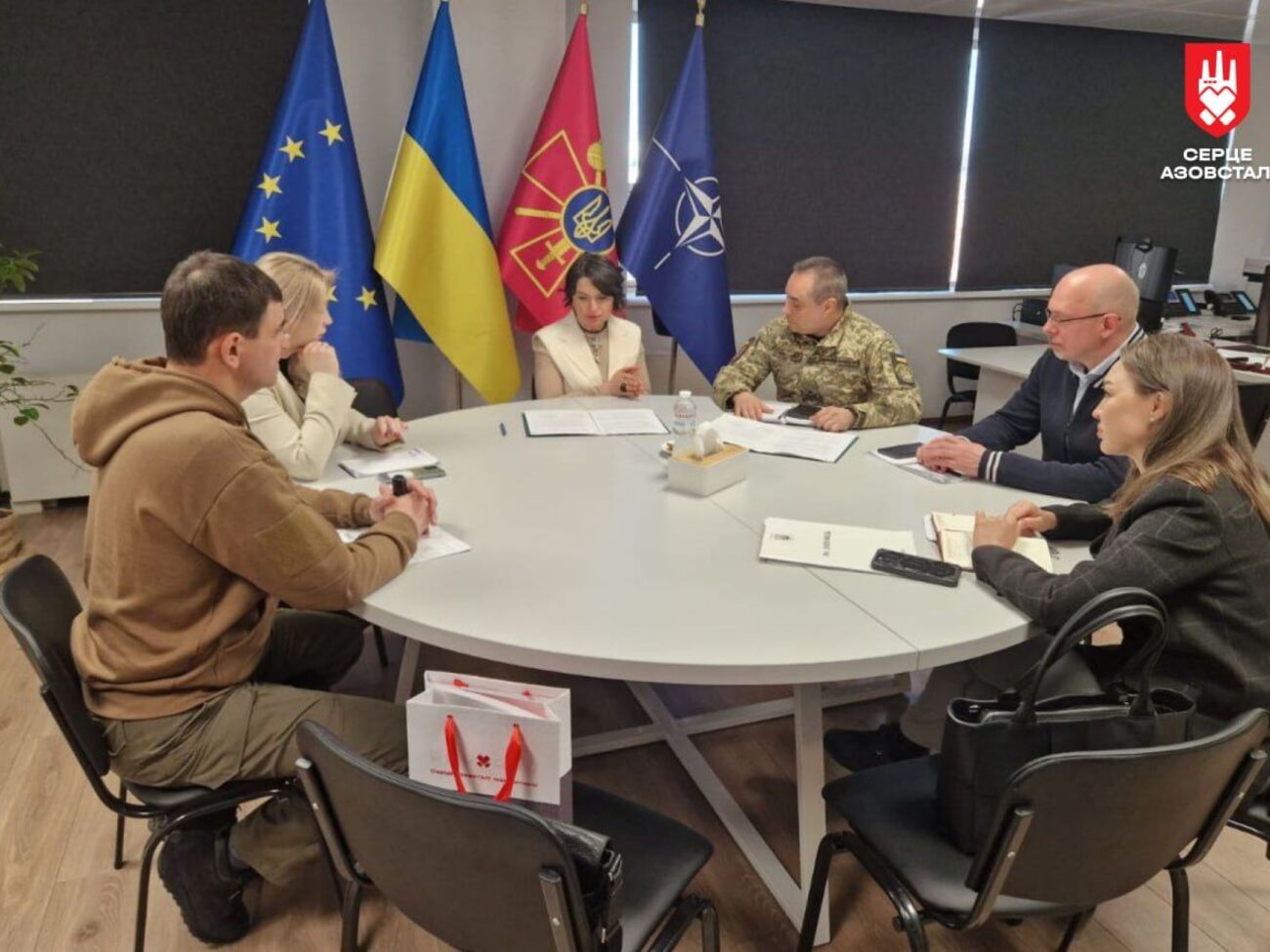 "Ми супроводжуємо наших захисників і захисниць від моменту виходу з полону", – зазначили в "Серці Азовсталі"