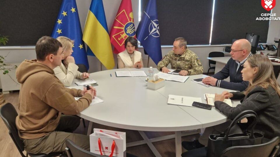 "Ми супроводжуємо наших захисників і захисниць від моменту виходу з полону", – зазначили в "Серці Азовсталі"