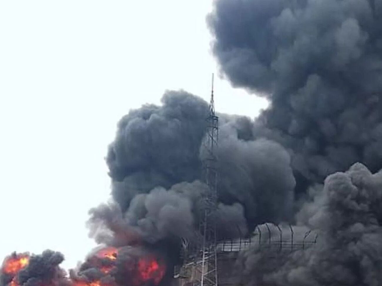 Пожар распространился на 10 тыс. м²