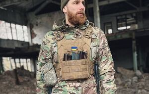 За словами Вишебаби, вірш Invictus цінний для нього тим, що порушує питання збереження власної ідентичності в аномальних обставинах