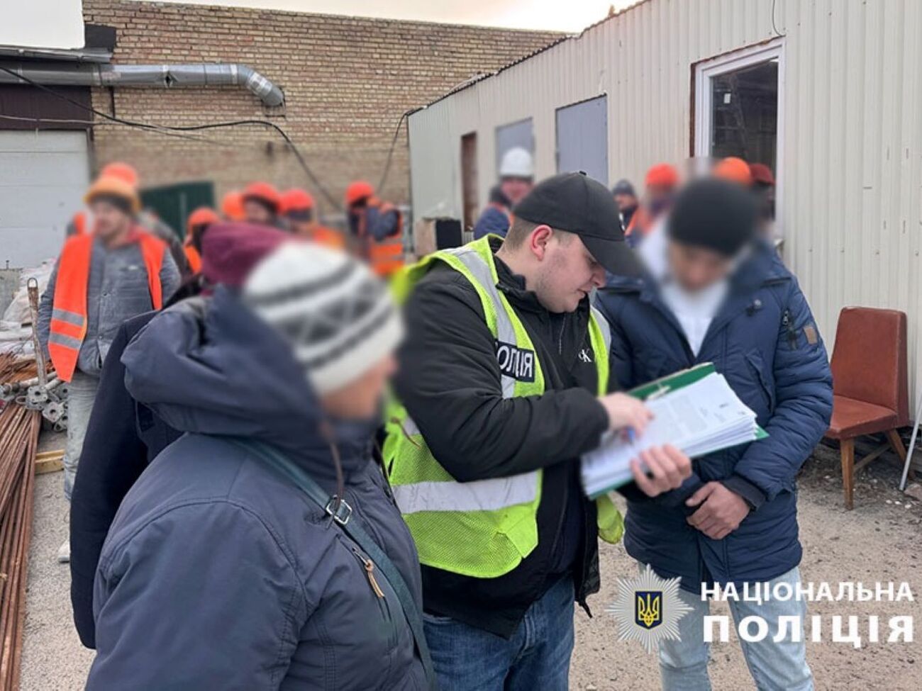Понад 30 людей утримували в антисанітарних умовах, їм не дозволяли виходити за межі подвір'я
