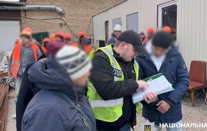 Более 30 человек содержали в антисанитарных условиях, им не разрешали выходить за пределы двора