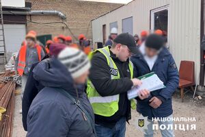 Более 30 человек содержали в антисанитарных условиях, им не разрешали выходить за пределы двора