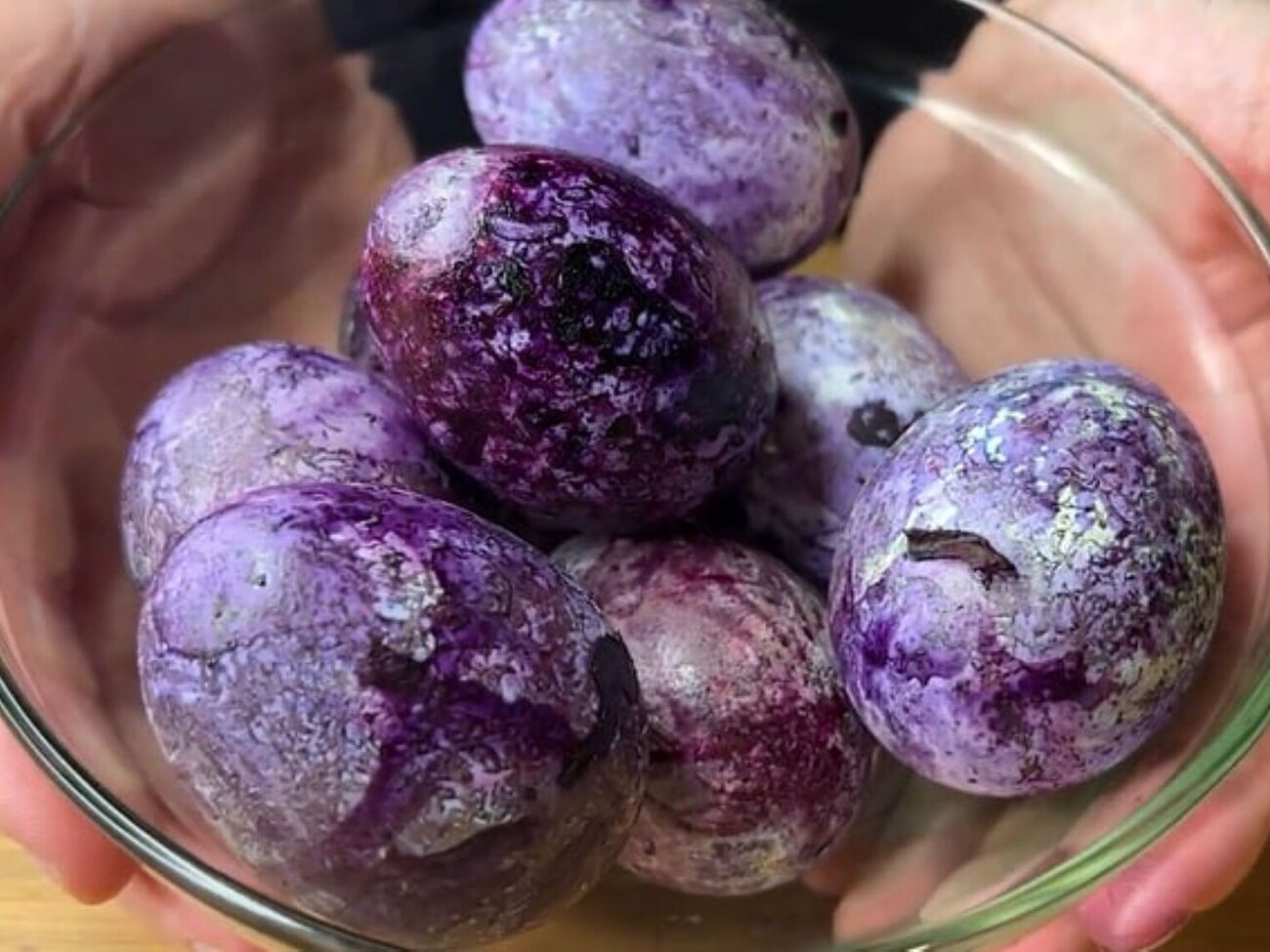 Для фарбування яєць знадобляться лушпиння цибулі і гібіскус