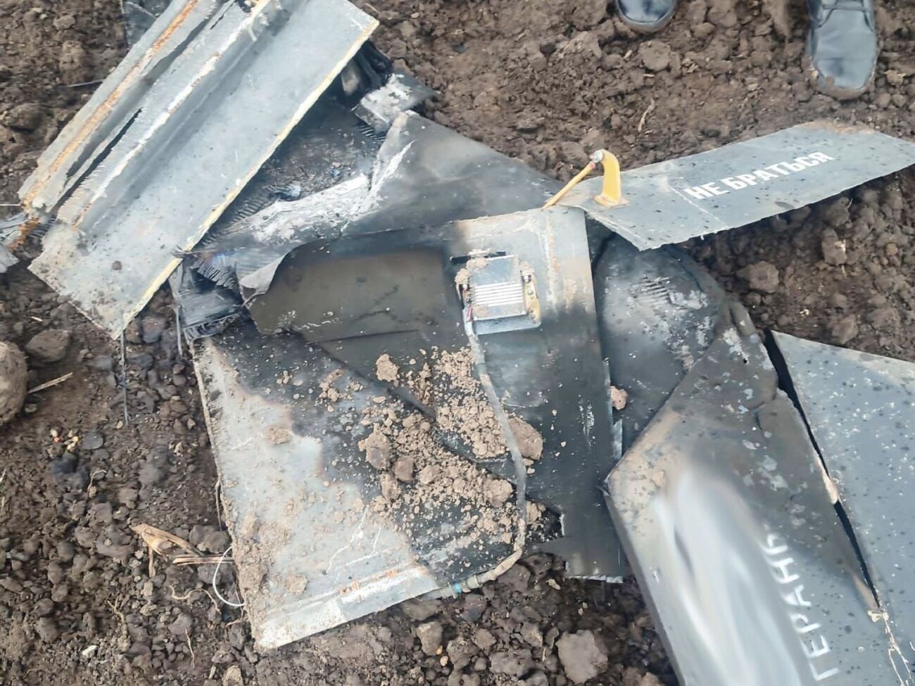Уламки дрона впали на будинок