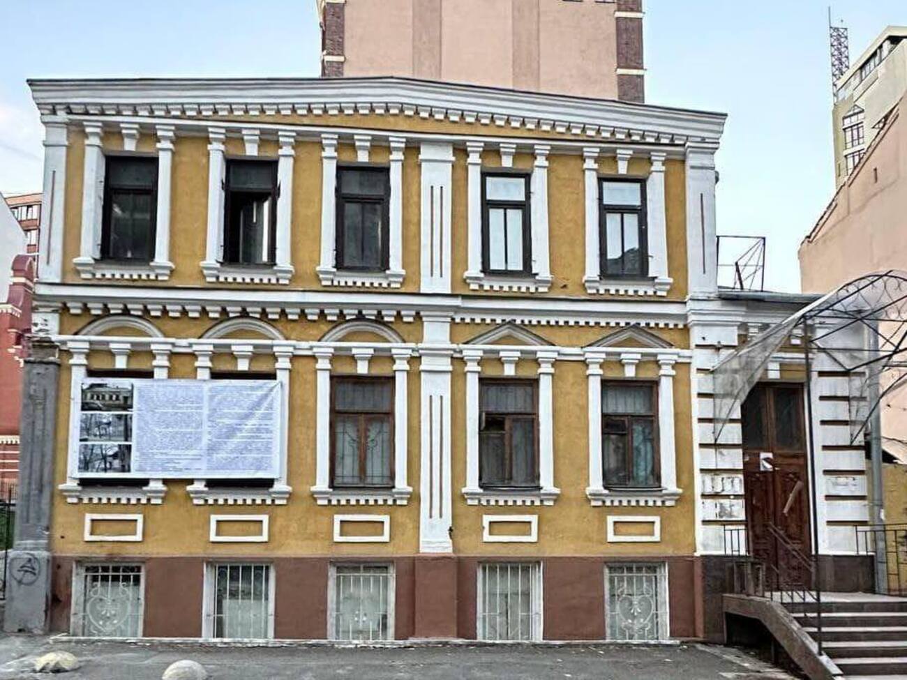 Начали работы по консервации остатков "Усадьбы Зеленских", сообщил ДОКН