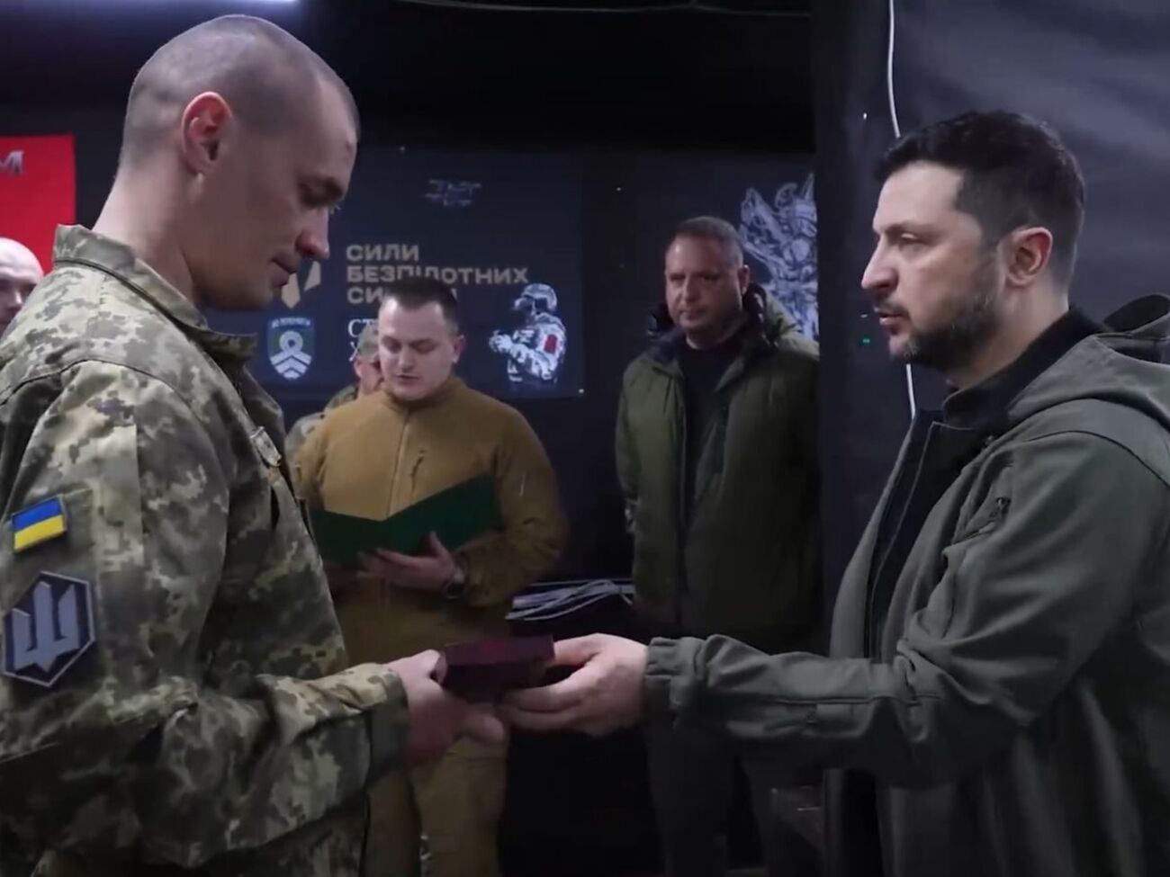 Президент Украины пообщался с военными, отражающими вражеские атаки на самых горячих направлениях фронта