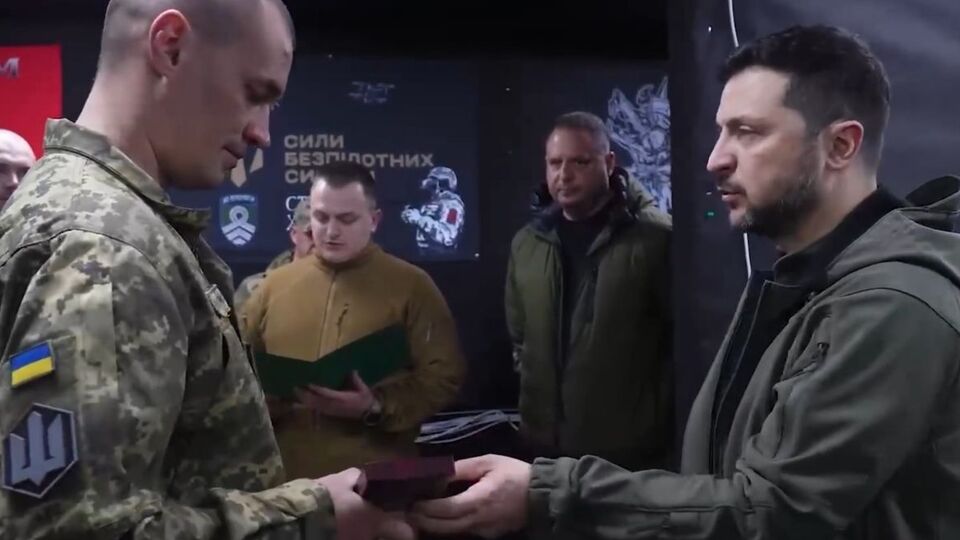 Президент України поспілкувався з військовими, які відбивають ворожі атаки на найгарячіших напрямках фронту