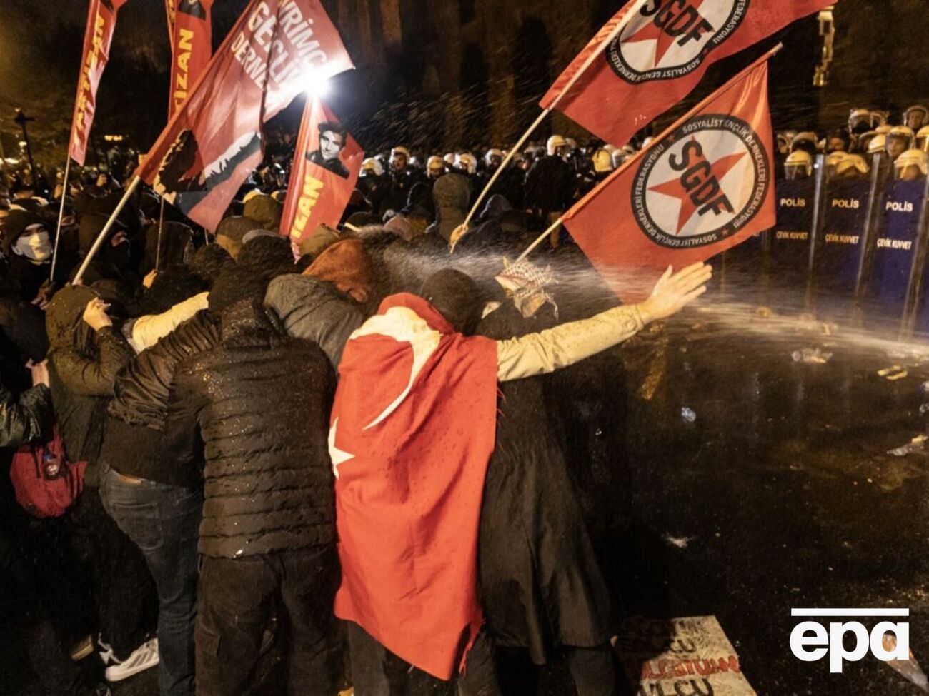 По данным министерства внутренних дел, протесты прошли в девяти турецких городах