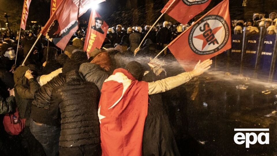 За даними міністерства внутрішніх справ, протести відбулися у дев'яти турецьких містах