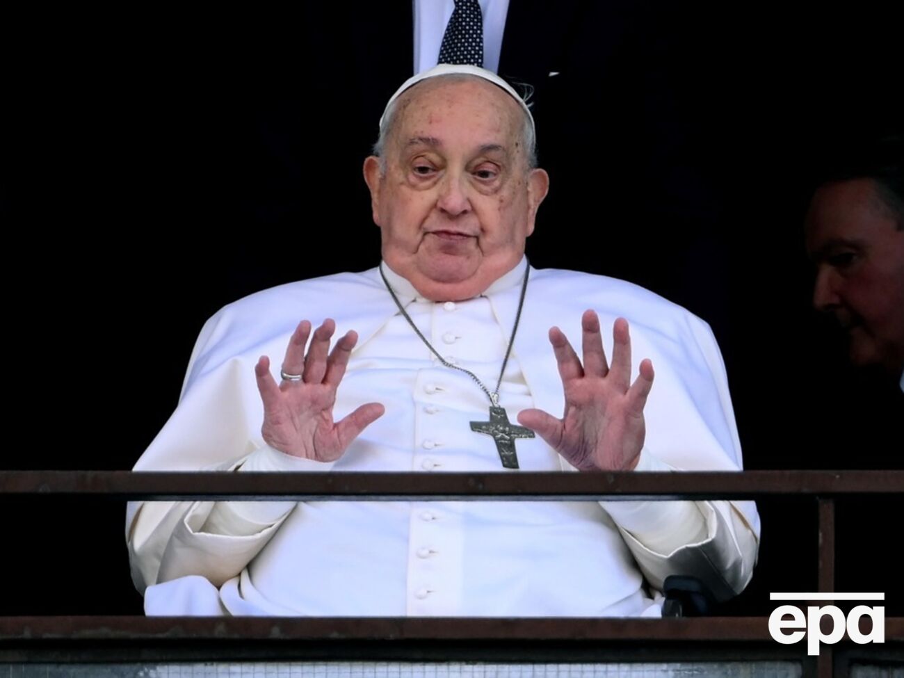 Понтифик благословил верующих из больницы