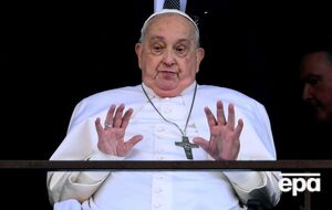 Понтифик благословил верующих из больницы