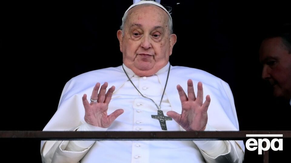 Понтифик благословил верующих из больницы