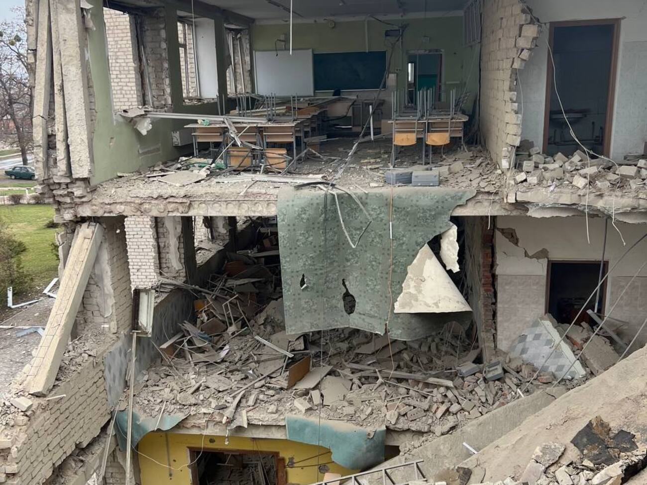 Також, за словами Гусарова, пошкоджено житлові будинки, адмінбудівлю, торговельні павільйони