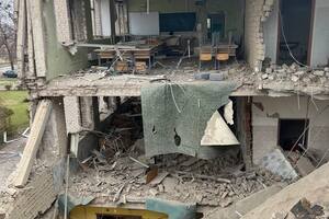 Також, за словами Гусарова, пошкоджено житлові будинки, адмінбудівлю, торговельні павільйони