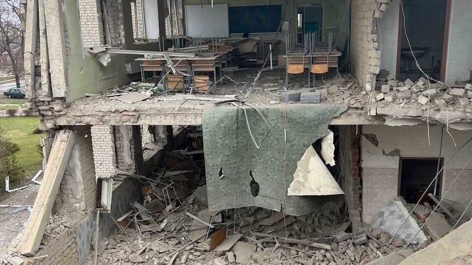 Також, за словами Гусарова, пошкоджено житлові будинки, адмінбудівлю, торговельні павільйони