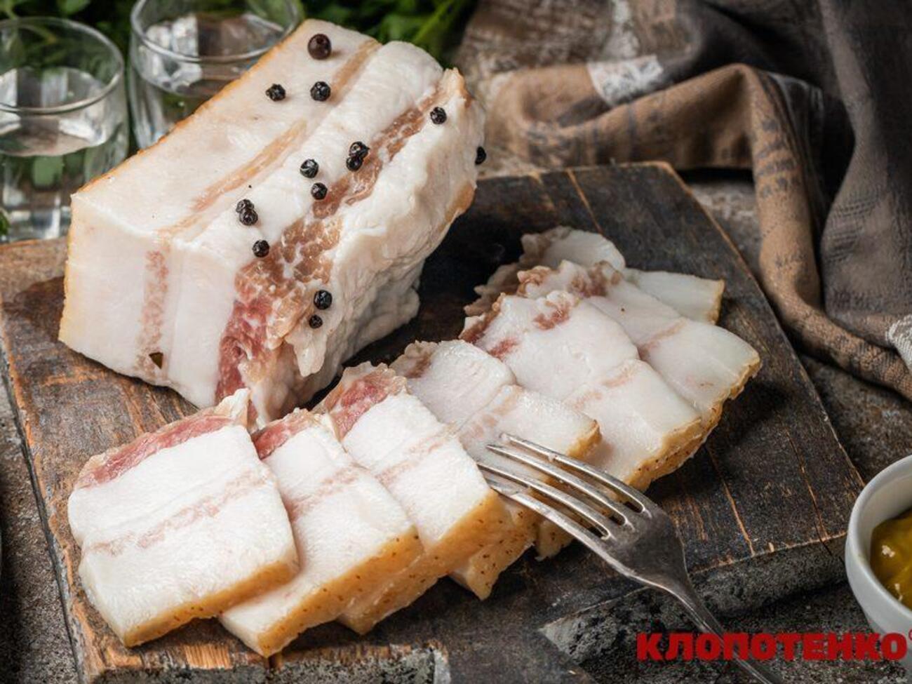 Рассола по этому рецепту хватит на маринование 1,2 кг сала