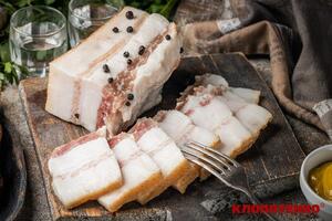 Рассола по этому рецепту хватит на маринование 1,2 кг сала