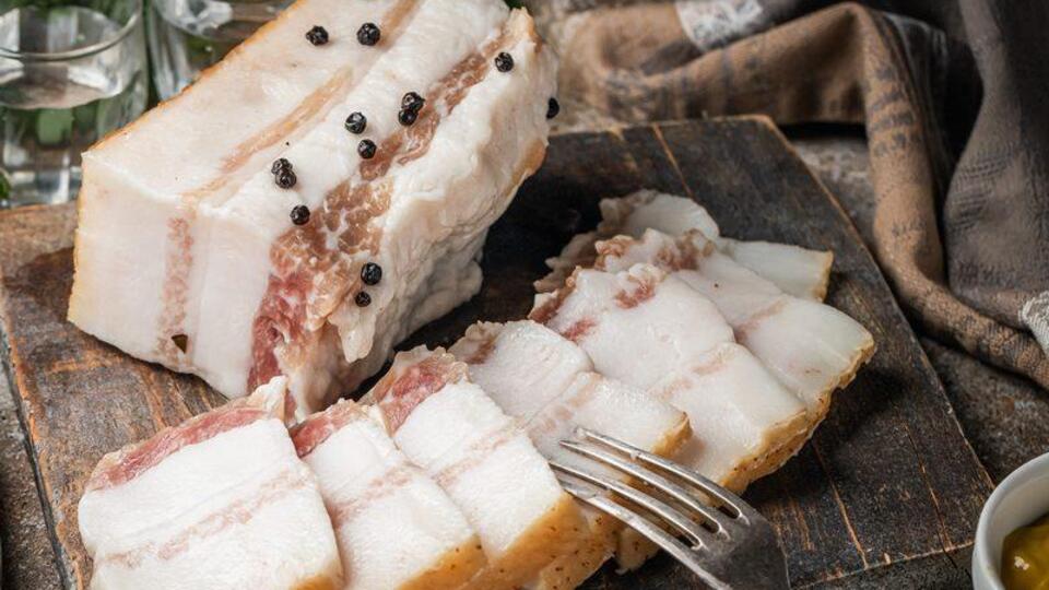 Рассола по этому рецепту хватит на маринование 1,2 кг сала