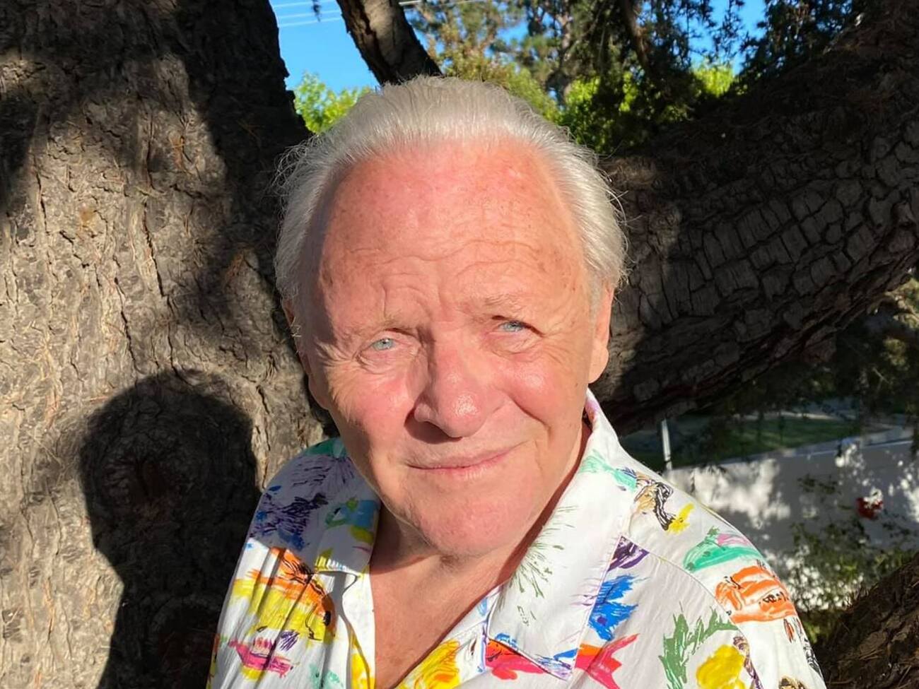 У відео Гопкінс позує на лавочці біля пам’ятника бульдогу