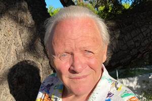 В видео Хопкинс позирует на скамейке у памятника бульдогу