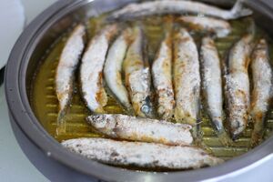 Рыбу жарят на растительном масле